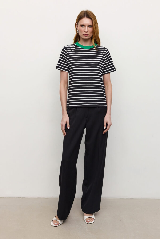 Relaxed fit T-shirt with stripes in black and a green neck photo 3