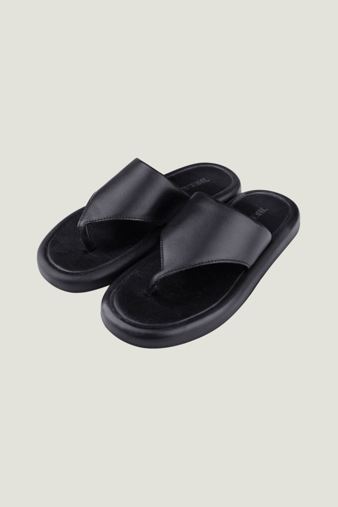 Leather slippers in black photo 4
