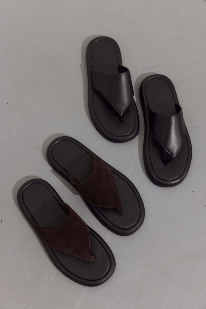 Leather slippers in black photo 3
