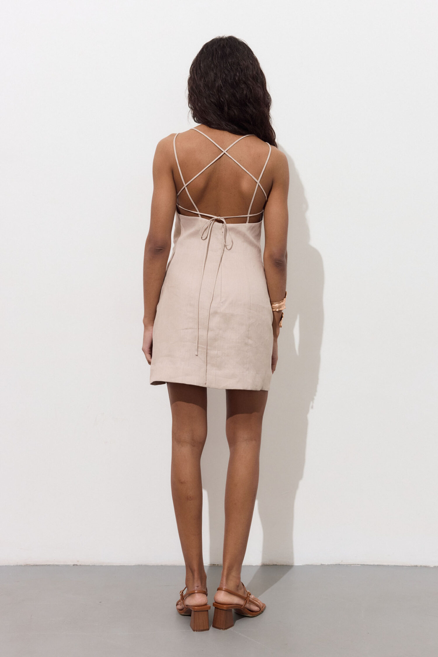 Сукня міні з драпіруванням з льону світло-бежева - THE LACE фото 283210
