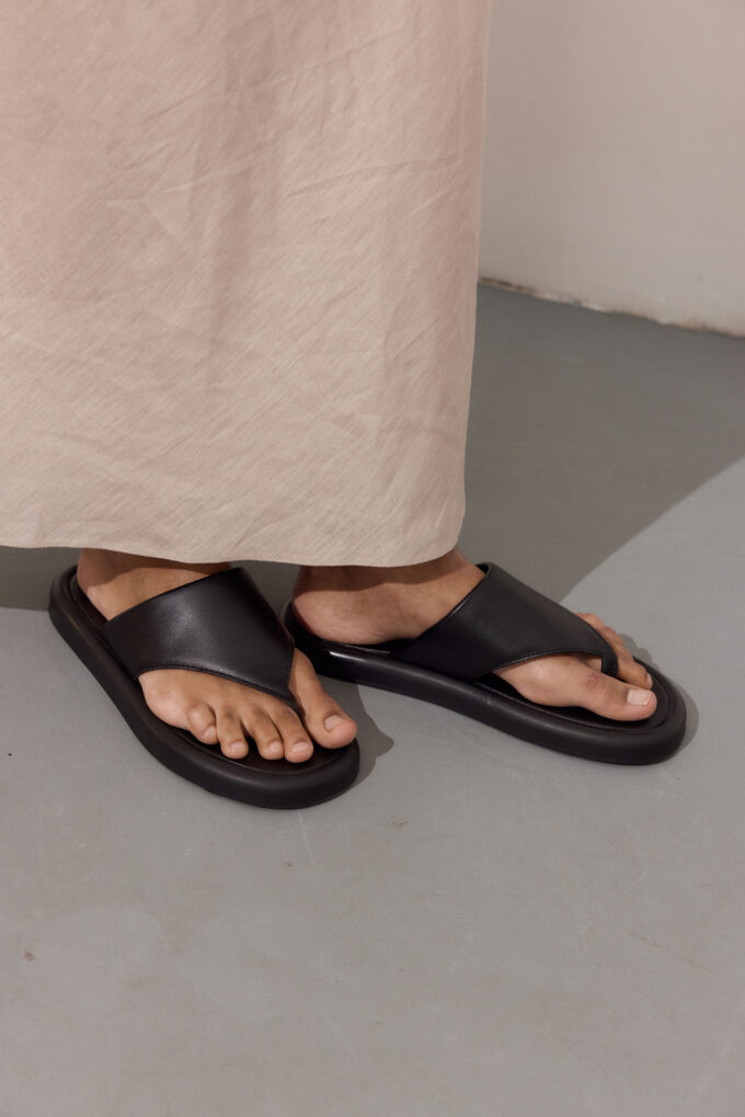 Leather slippers in black photo 2