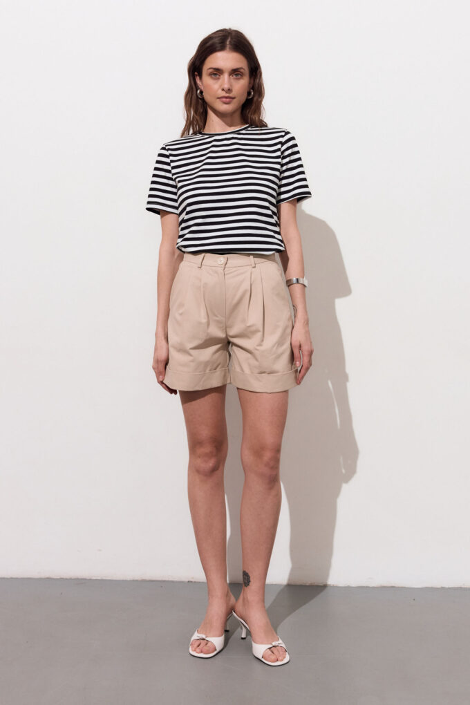 Shorts with tucks in olive photo 4