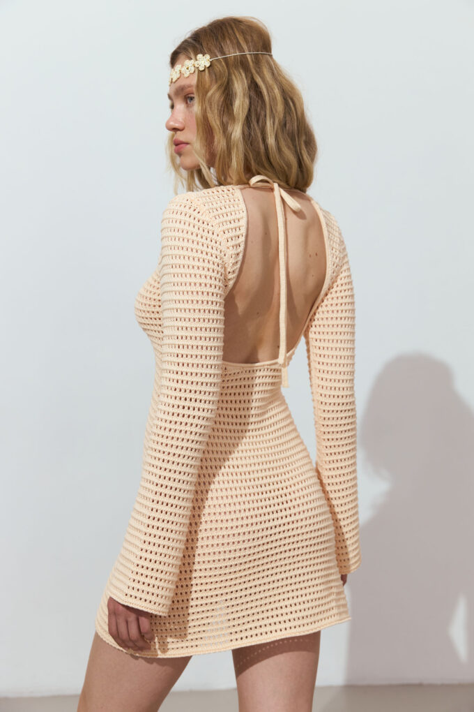 Knitted mini dress with an open back in peach photo 3