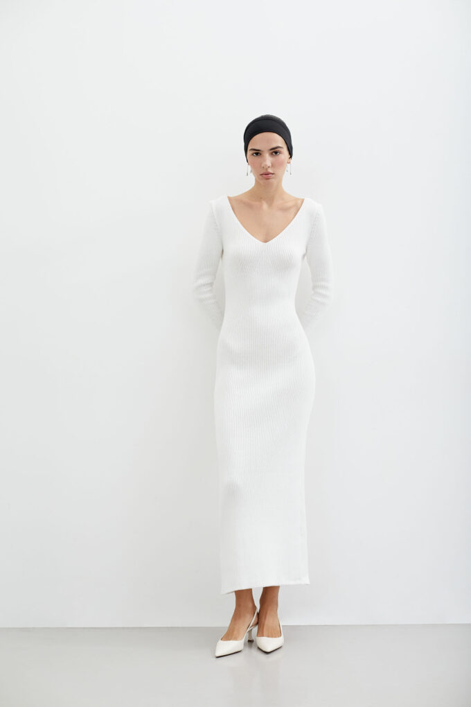 Knitted maxi dress with V-neck in milk photo 2