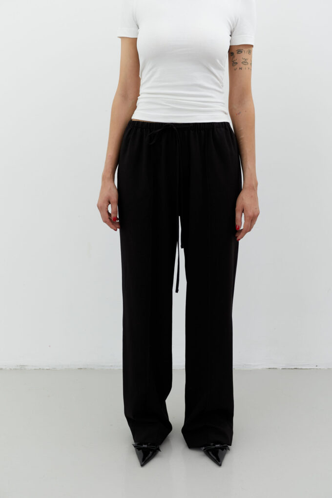 Woolen pants with a drawstring in black photo 2