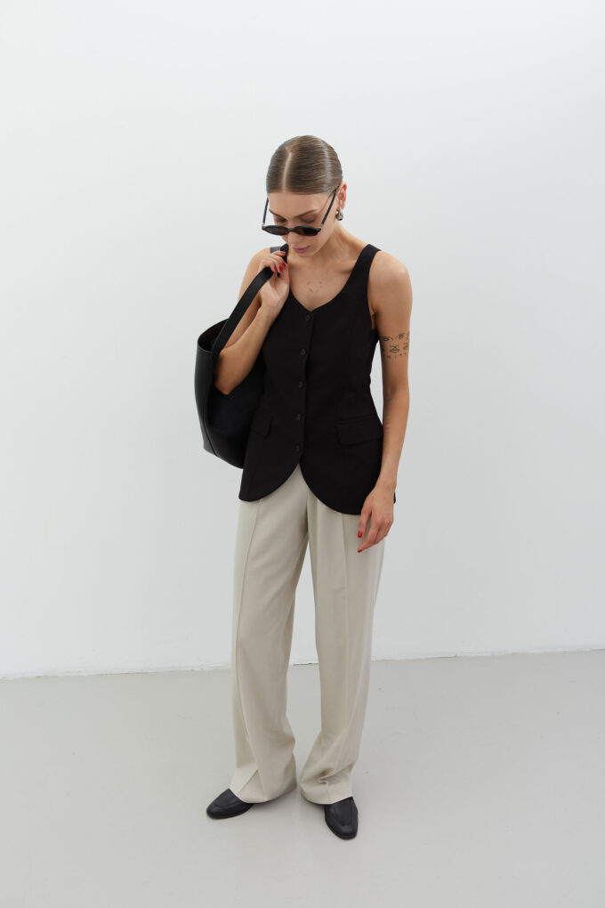 Elongated vest with wool in black photo 2