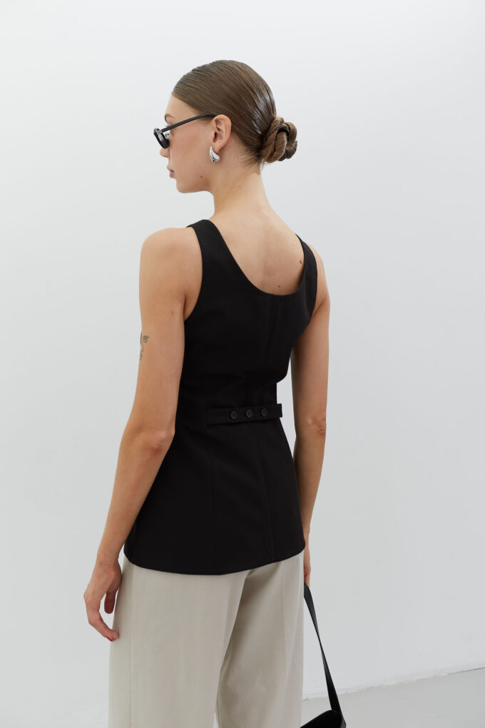 Elongated vest with wool in black photo 4