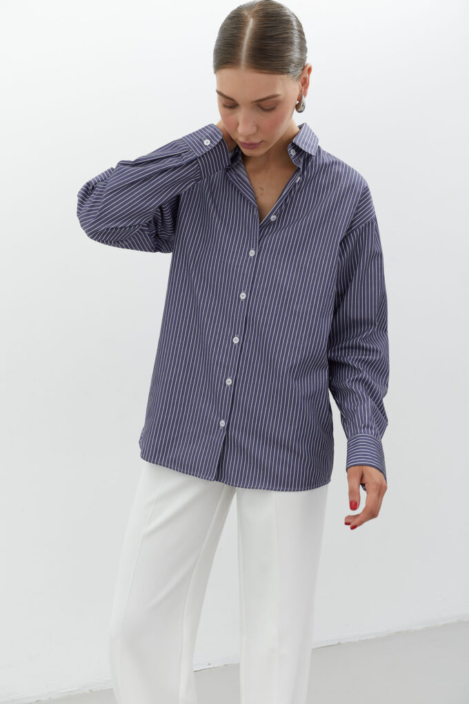 Shirt with a free cut and white stripes in blue photo 2