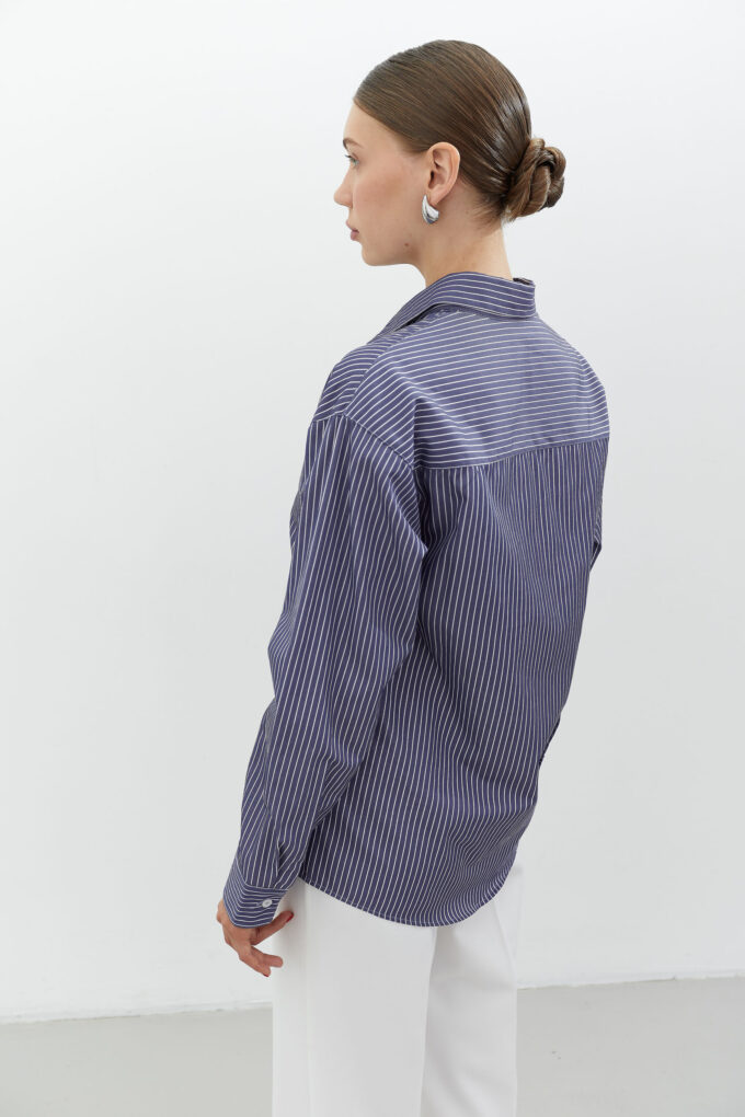 Shirt with a free cut and white stripes in blue photo 4