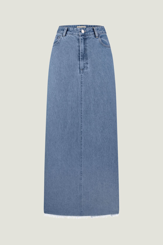 Midi skirt made of denim with a cut in blue photo 4