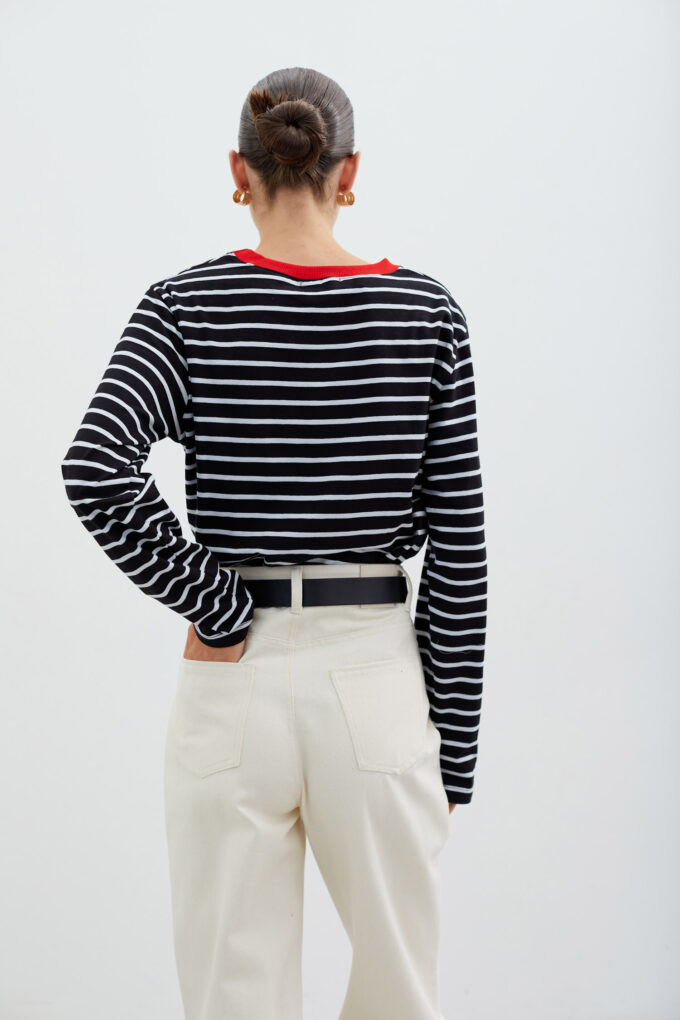 Black Longsleeve with stripes and red neck in black photo 2