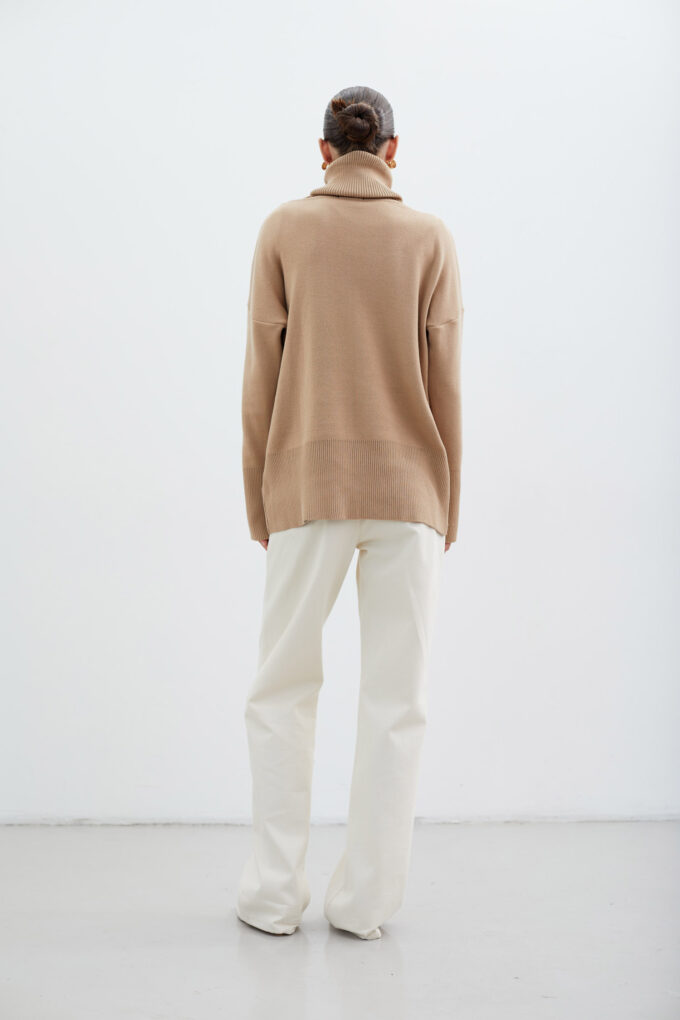 Beige knitted sweater with voluminous neck photo 3