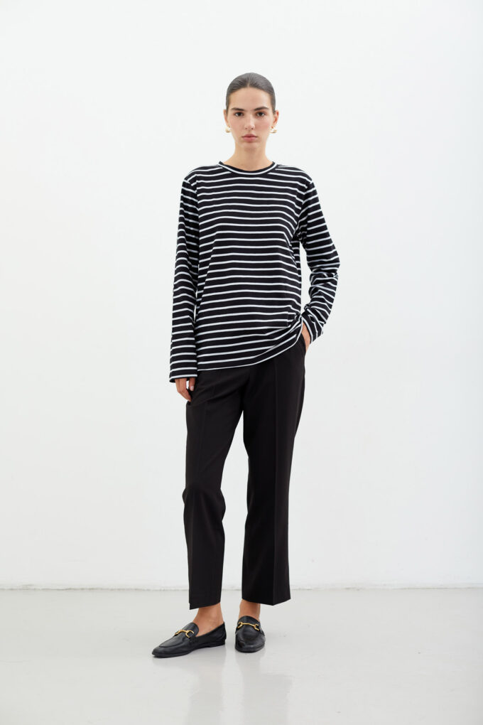 Longsleeve with a thin stripes in black photo 2