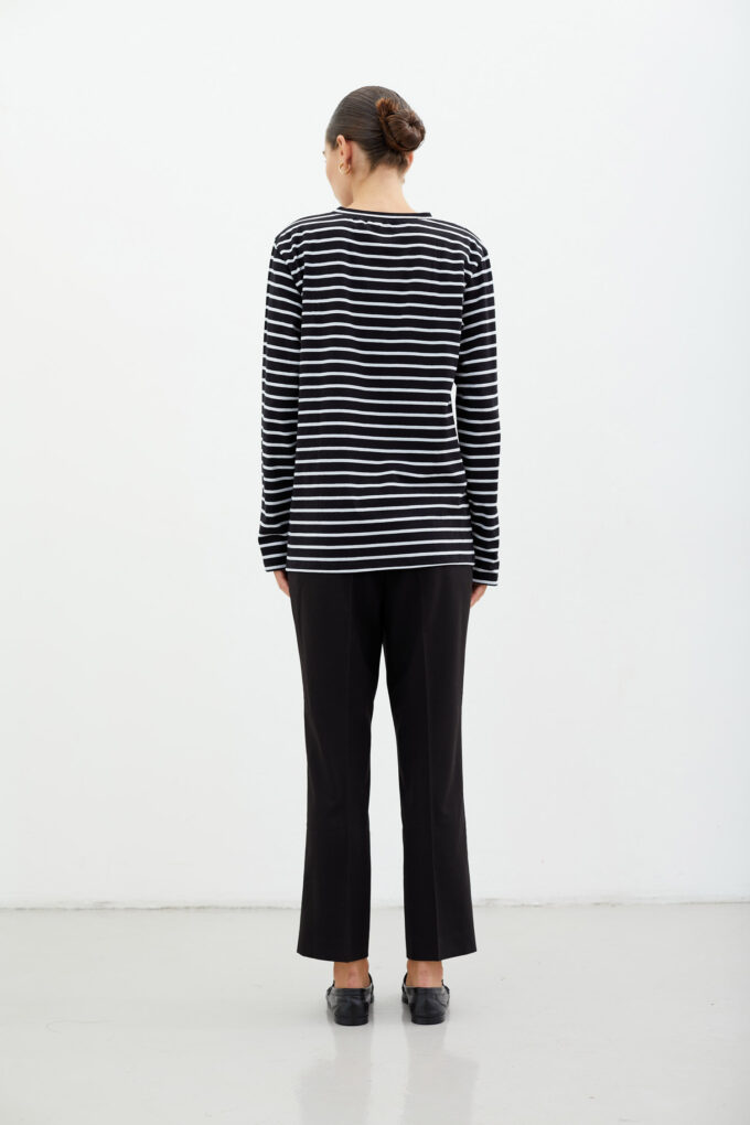 Longsleeve with a thin stripes in black photo 3