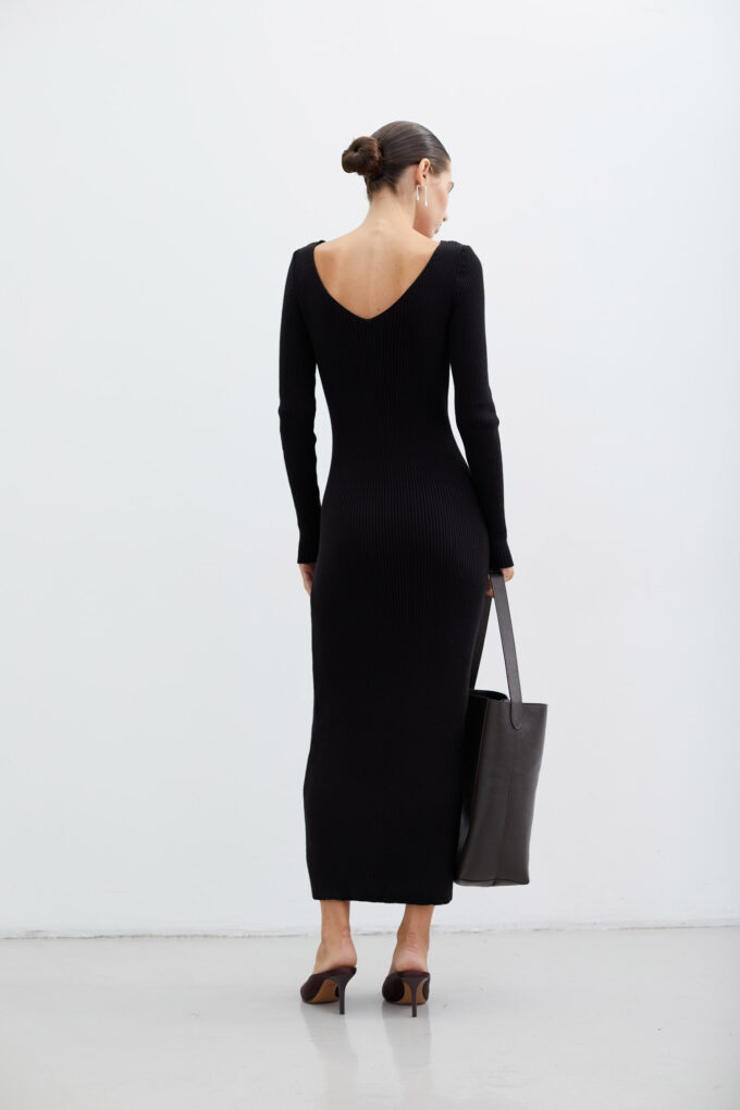 Knitted maxi dress with V-neck in black photo 2