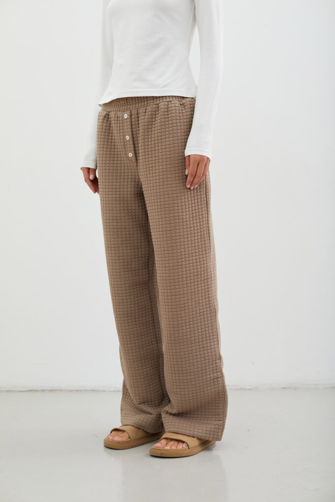 Quilted knitted trousers in cappuccino photo 2