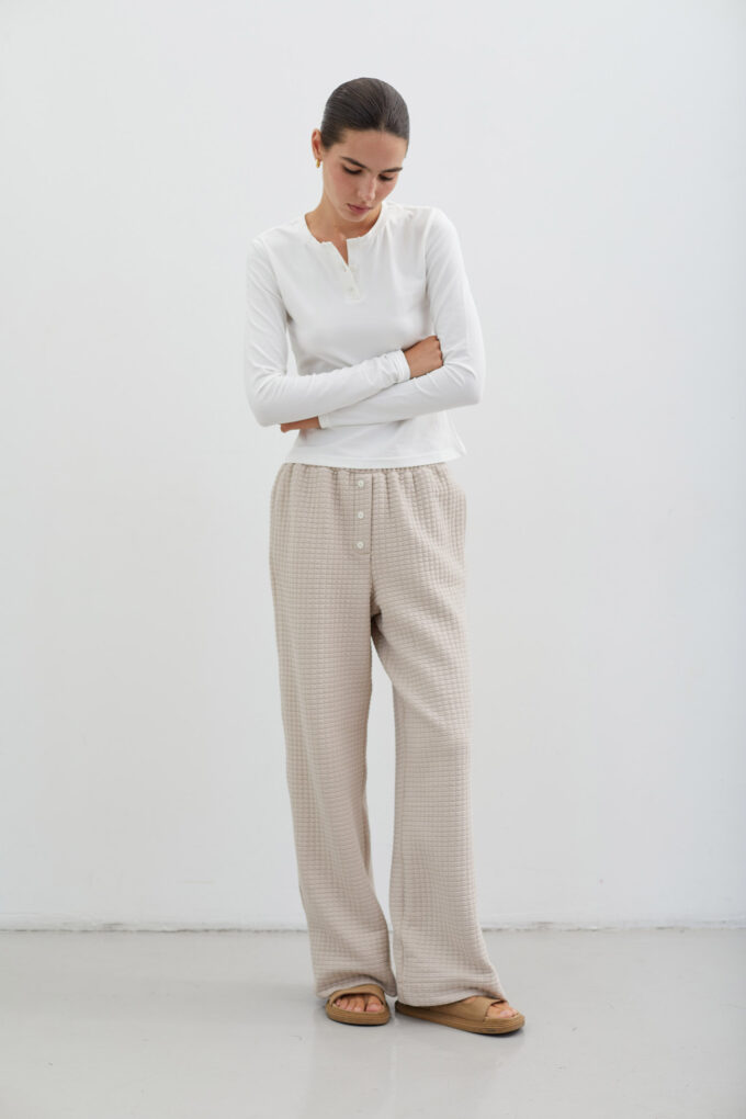 Quilted knitted trousers in cream color photo 3