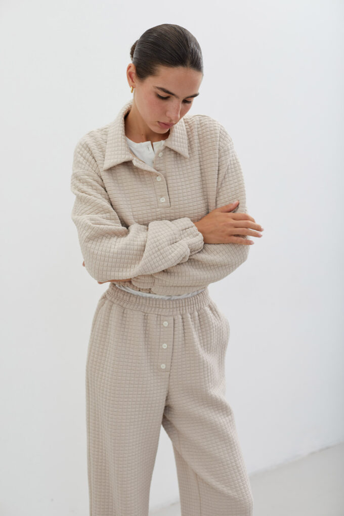 Knitted quilted polo jumper in cream photo 4