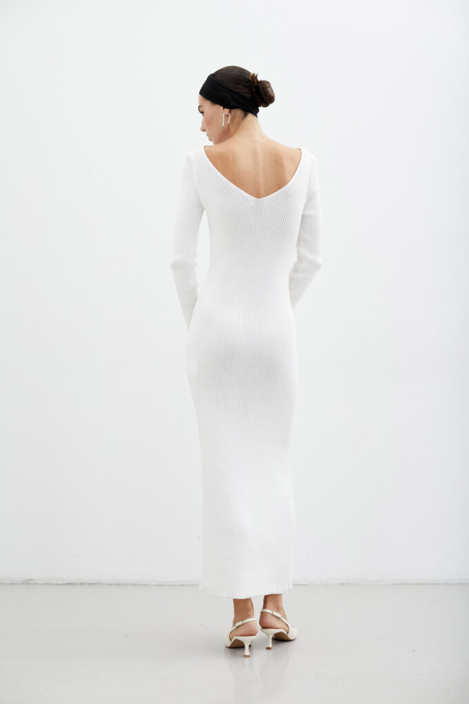 Knitted maxi dress with V-neck in milk photo 3