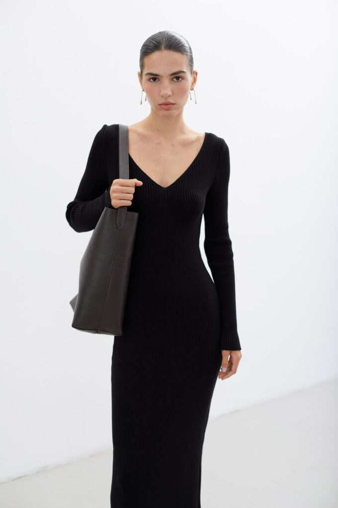 Knitted maxi dress with V-neck in black photo 4