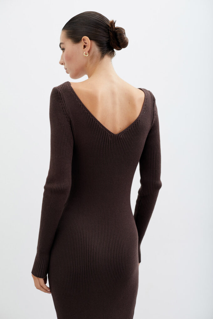 Knitted maxi dress with V-neck in chocolate photo 4