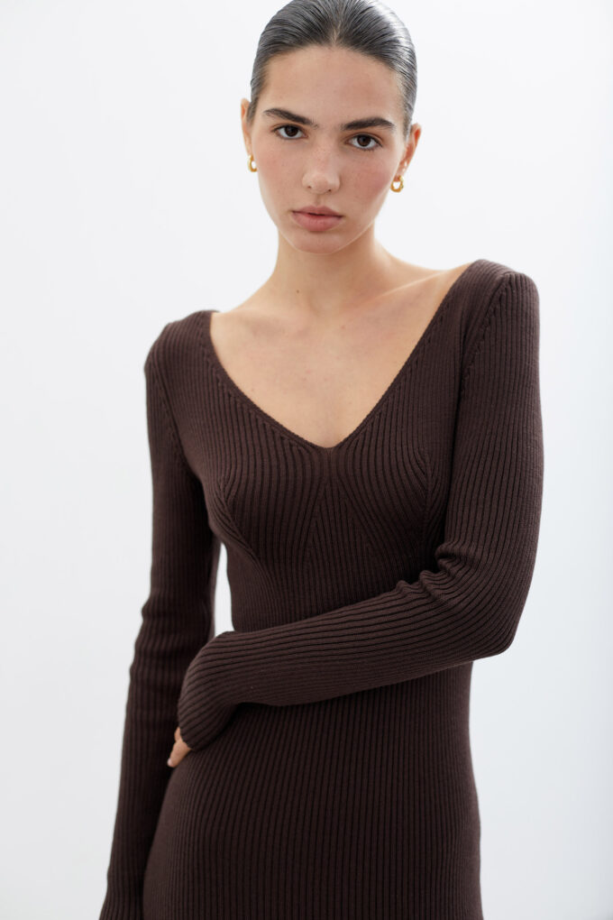 Knitted maxi dress with V-neck in chocolate photo 2