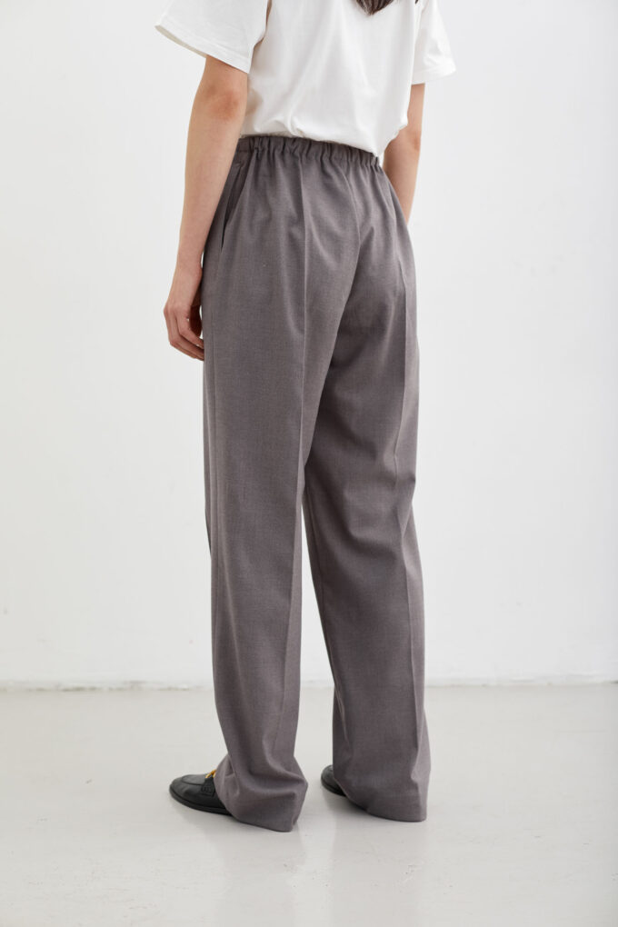 Loose-cut woolen pants with a drawstring in gray photo 4