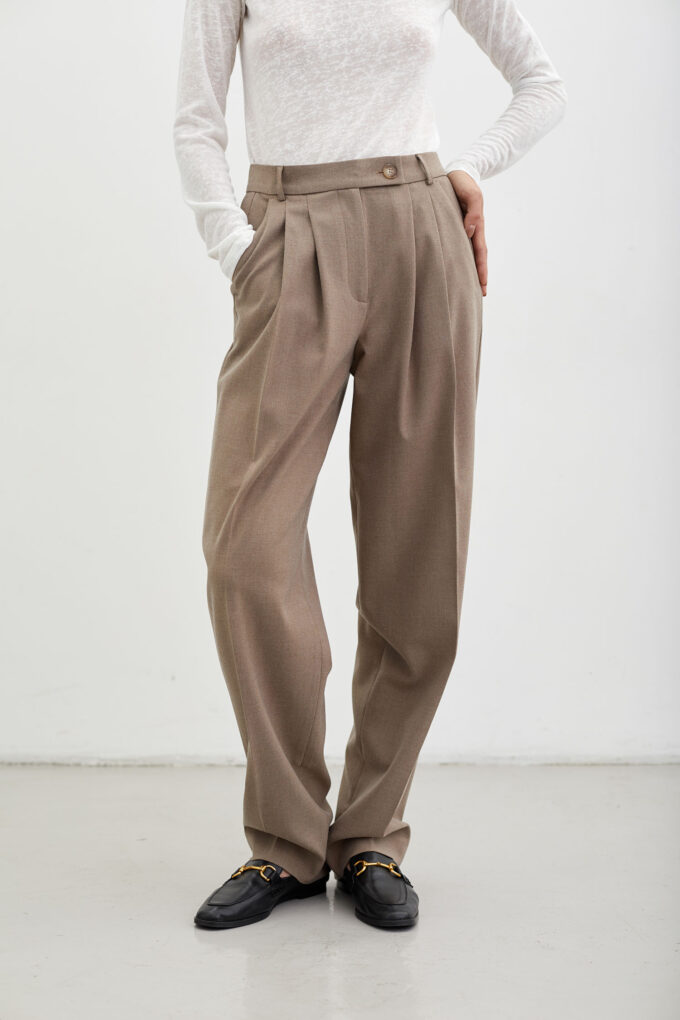 Beige woolen pants with a pinch photo 2