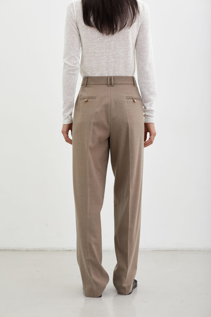 Beige woolen pants with a pinch photo 4