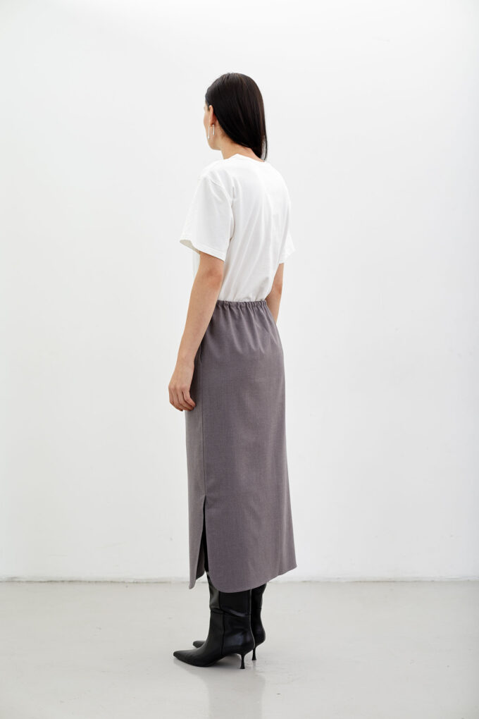 A straight-cut woolen skirt with a drawstring in gray photo 4