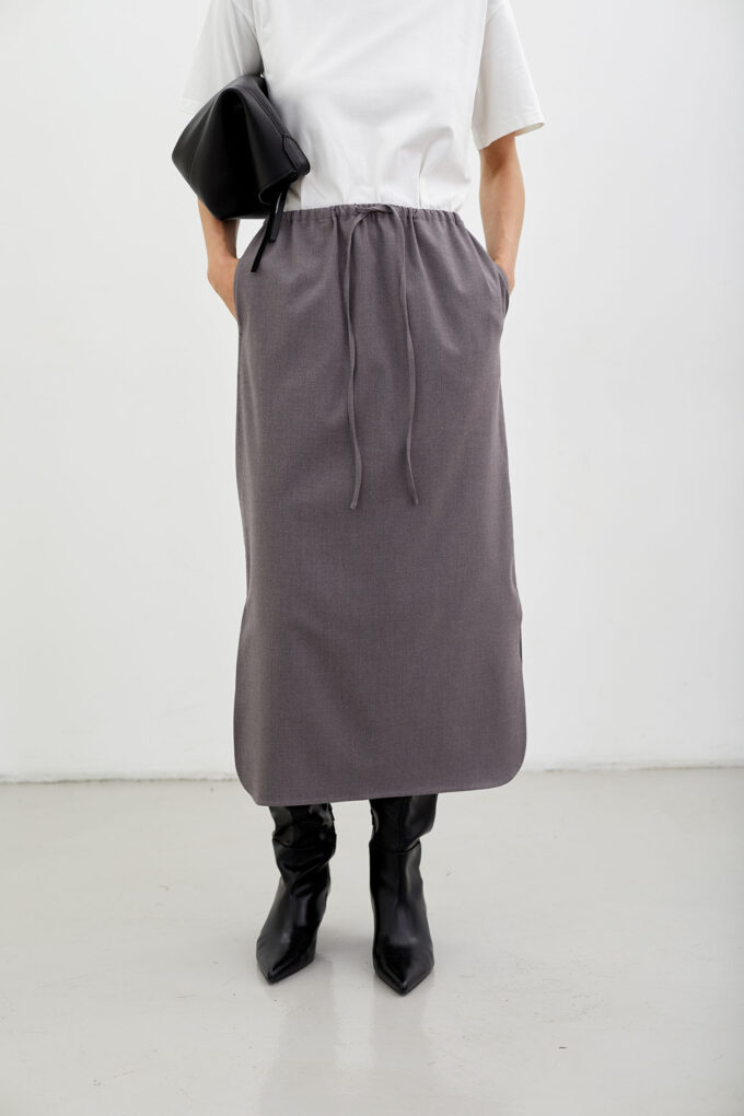 A straight-cut woolen skirt with a drawstring in gray photo 3