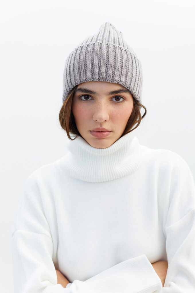 Woolen hat in light gray photo 2