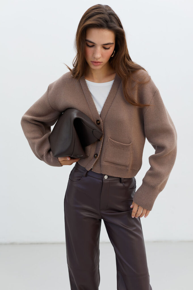 Knitted cardigan with pockets in cappuccino photo 2