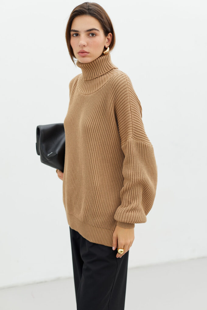 Knitted sweater with voluminous sleeves in beige photo 4