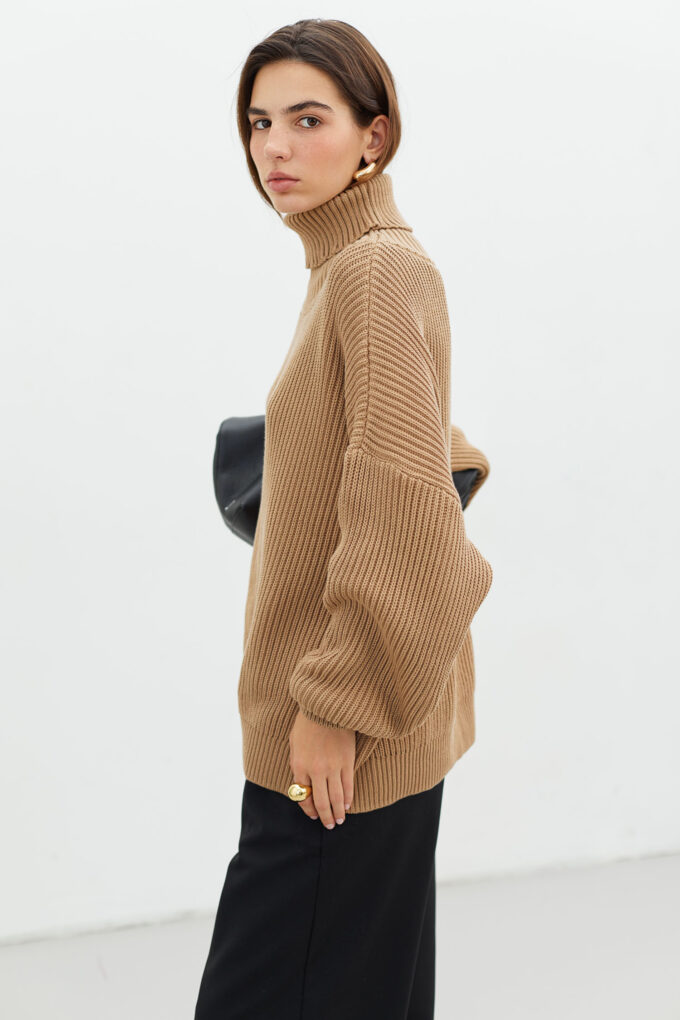 Knitted sweater with voluminous sleeves in beige photo 5