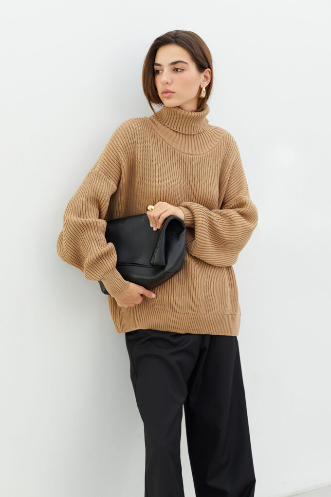 Knitted sweater with voluminous sleeves in beige photo 2