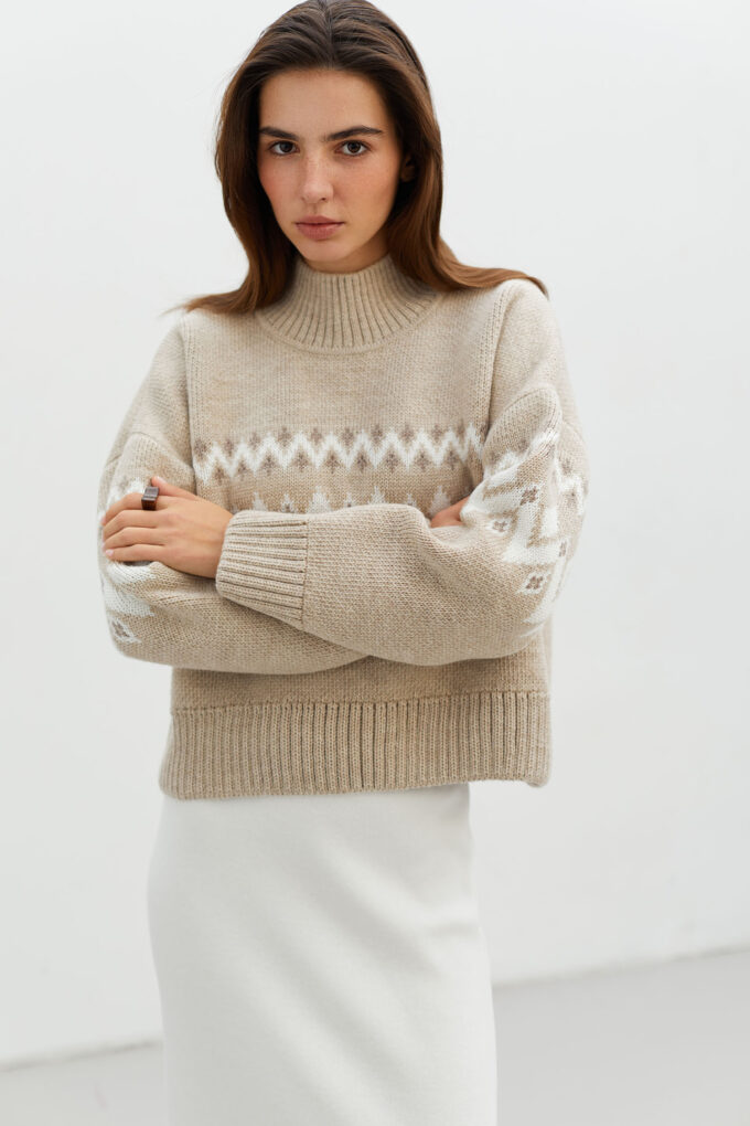 Beige woolen sweater with patterns photo 4