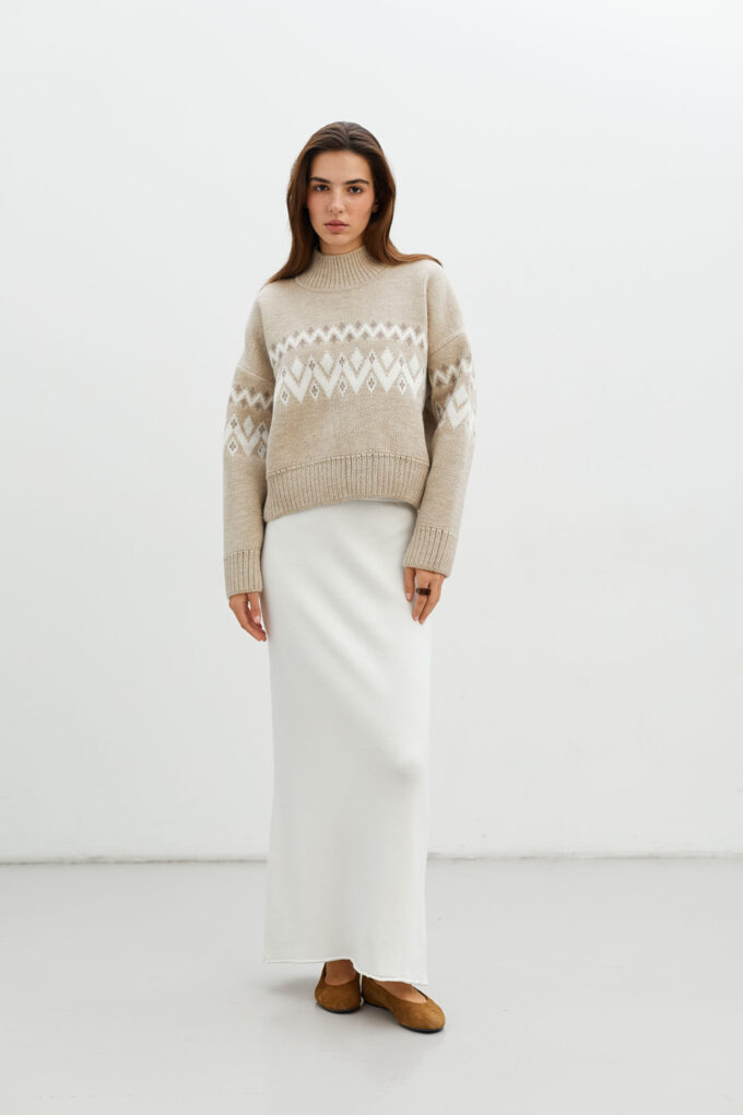 Beige woolen sweater with patterns photo 3