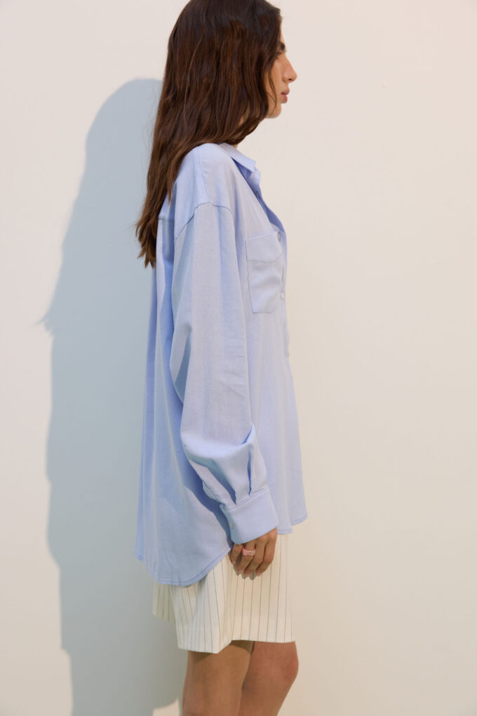 Oversized linen shirt in light blue photo 2