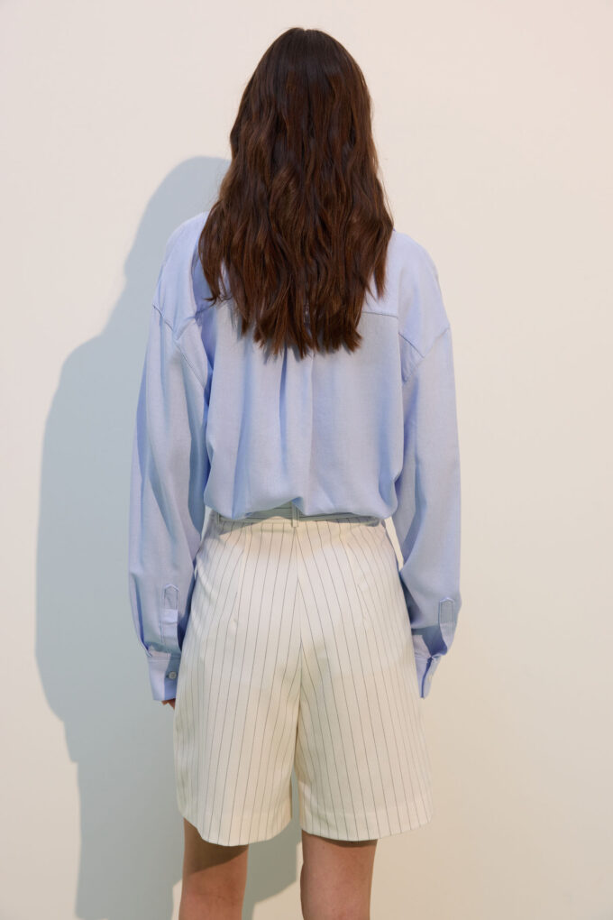 Oversized linen shirt in light blue photo 4