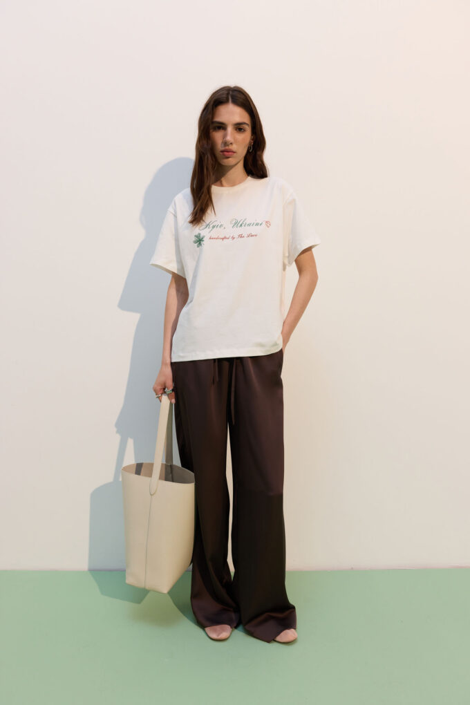 Oversized T-shirt with "Kyiv" print in milk photo 6