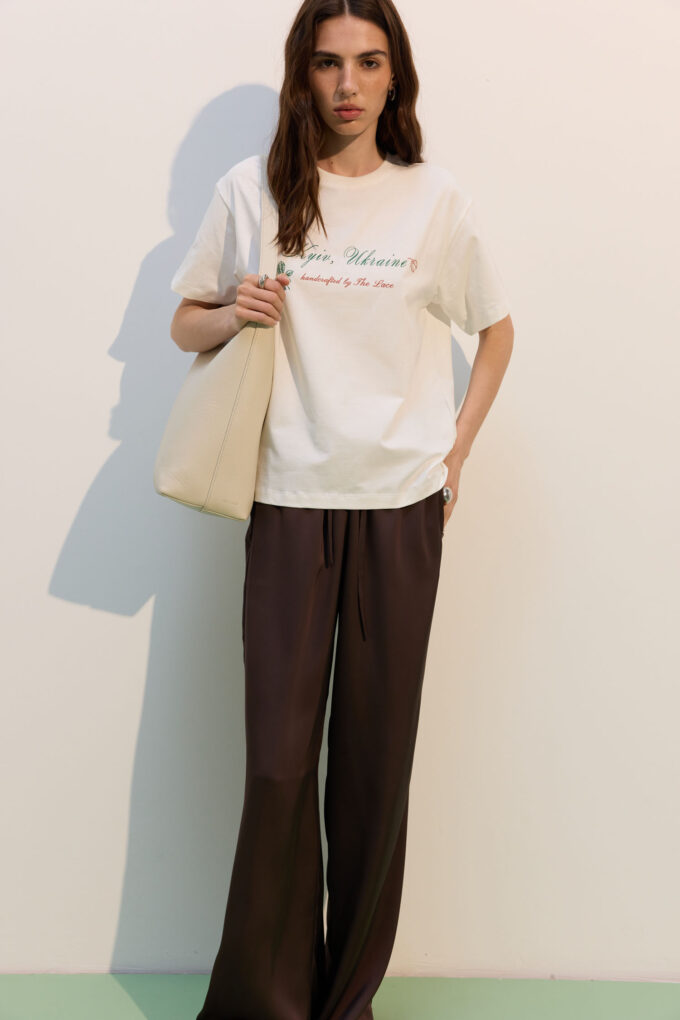 Oversized T-shirt with "Kyiv" print in milk photo 4
