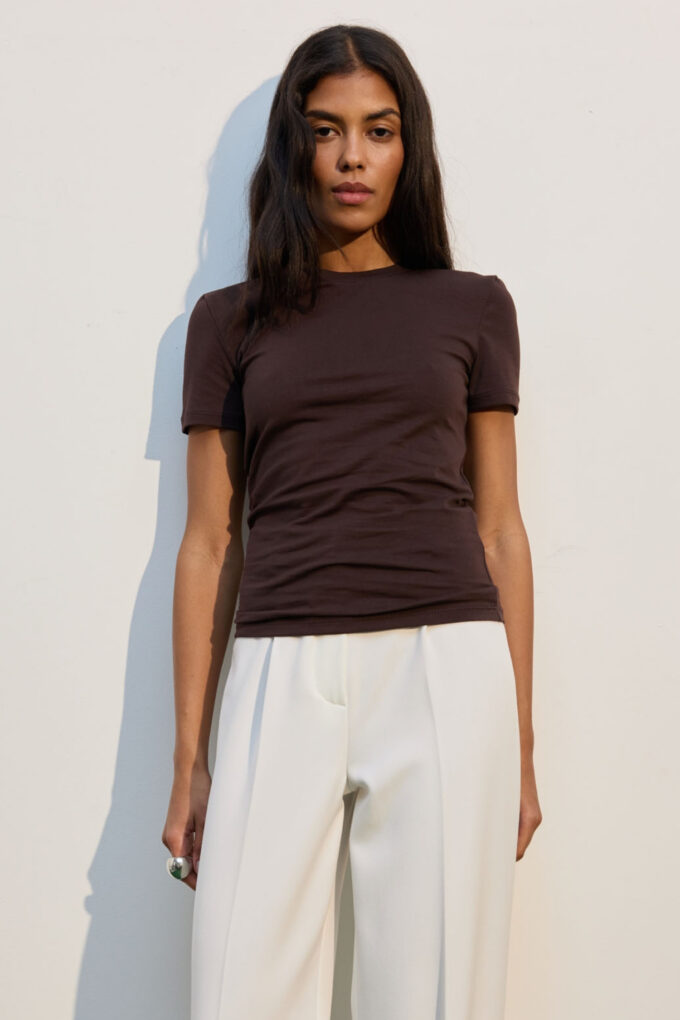 Slim fit T-shirt in chocolate photo 2