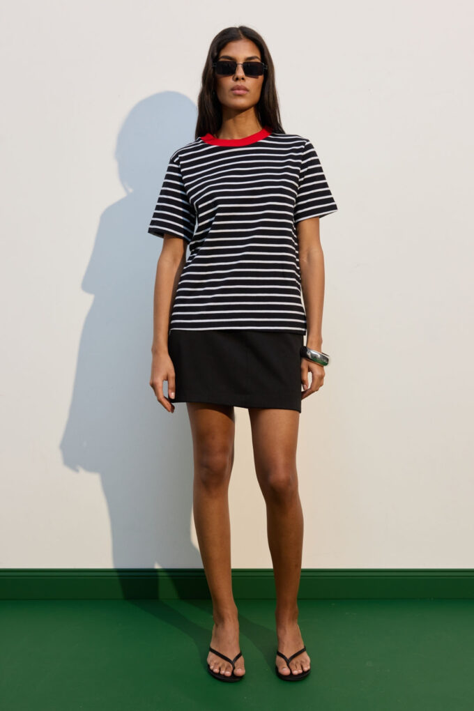 Relaxed fit T-shirt with stripes in black and a red neck photo 5