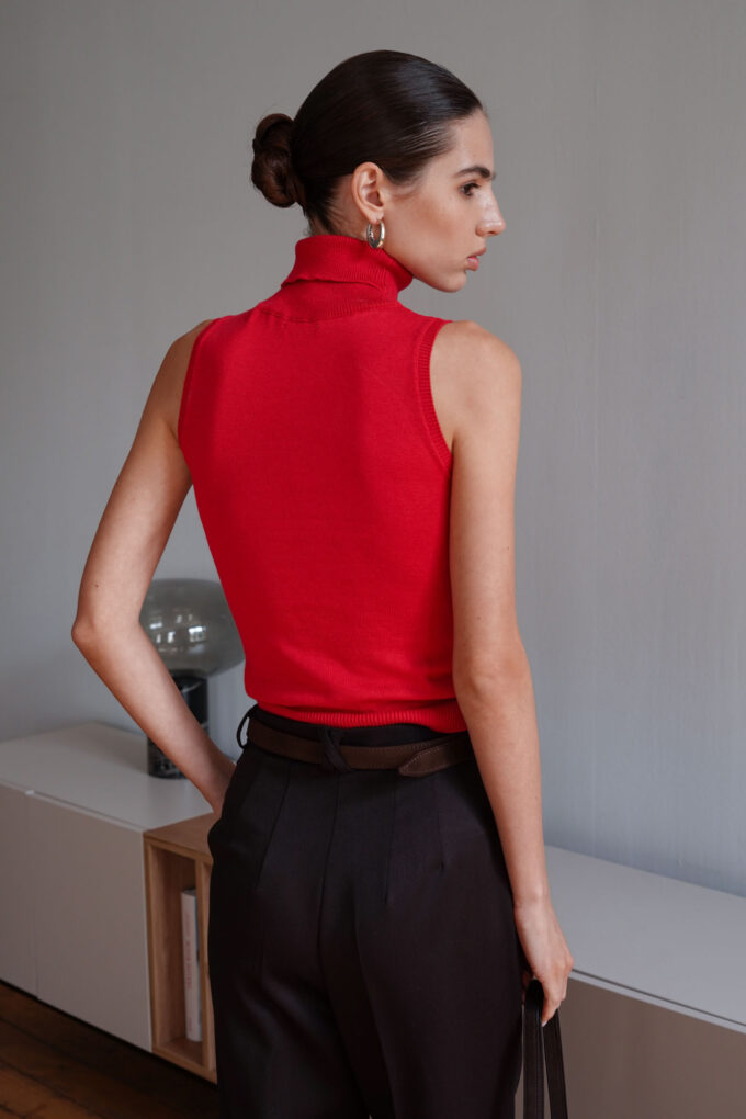 Knitted top with high neck in red photo 2