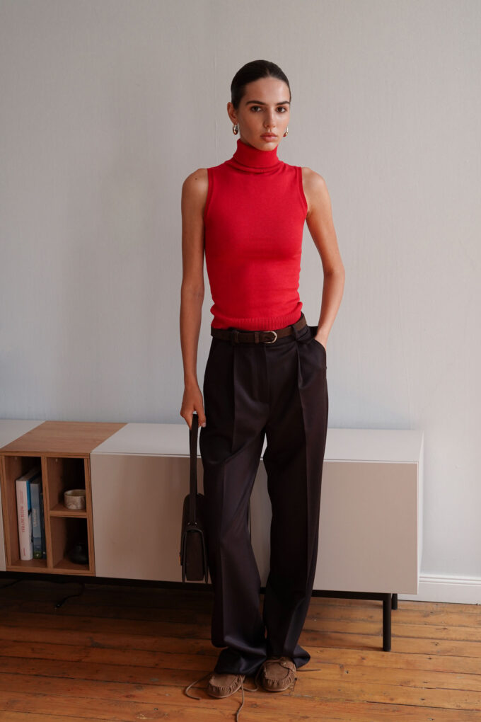 Knitted top with high neck in red photo 3