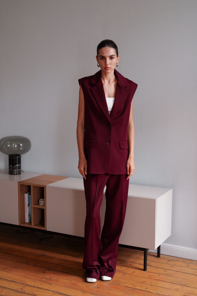 Elongated vest in burgundy photo 2