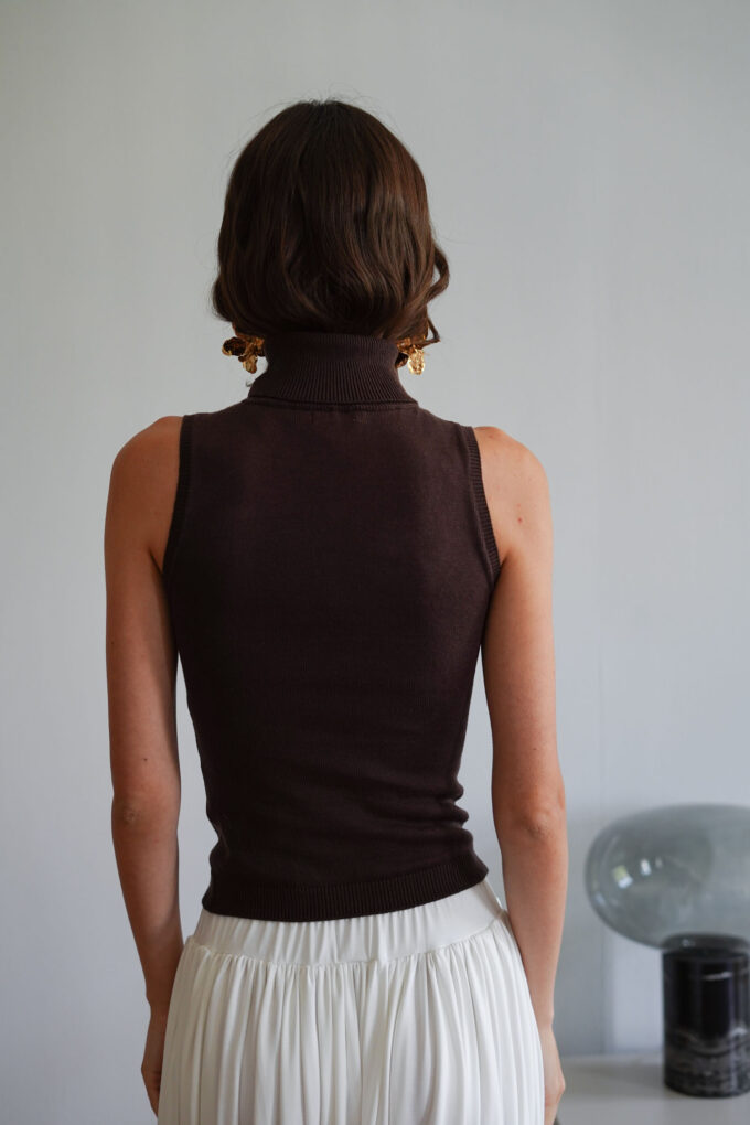 Knitted top with high neck in chocolate photo 2