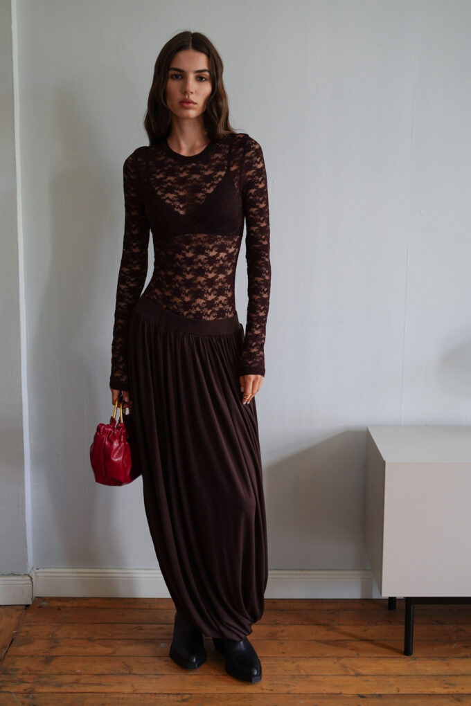Трикотажна спідниця міді зі складами шоколадна - The Lace фото 438474