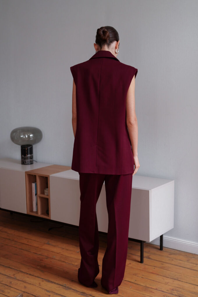Elongated vest in burgundy photo 4